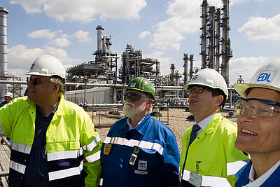 Ingenieure vor der RD-4 Anlage