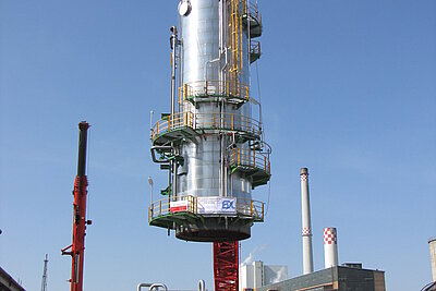 Einhub der Hauptkolonne in die Rohöldestillationsanlage