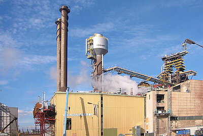 Außenansicht eines Industriegebäudes mit Hochofen