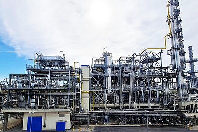 Außenansicht auf eine Altölaufbereitungsanlage